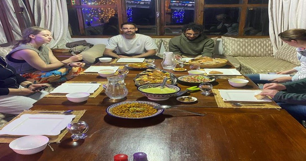 Surfing in Tamraght : Share table with surf family