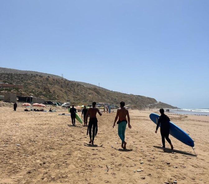 Surf instructor give beginner surfer tips